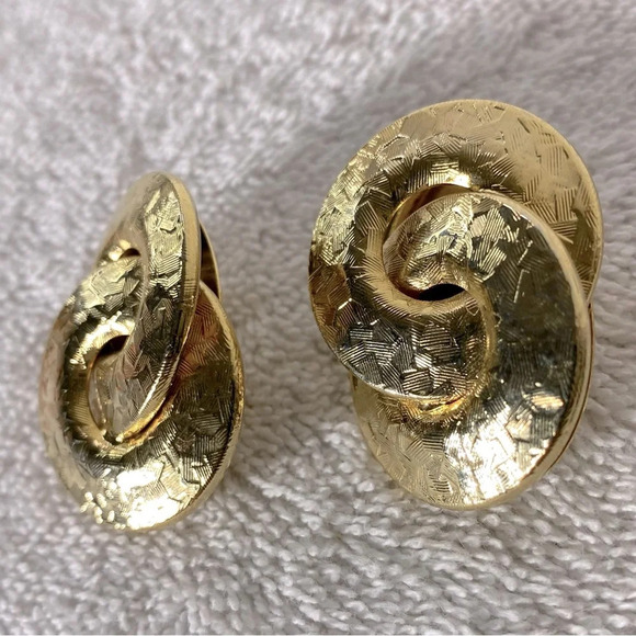 Vintage Gold Tone Textured Knots Clip On Earrings - Picture 6 of 7